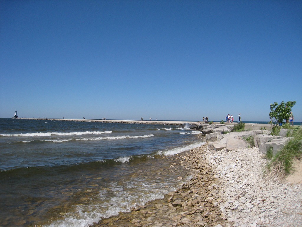 Michigan TC 2010-07 0085.jpg - The pier out to the light house.
